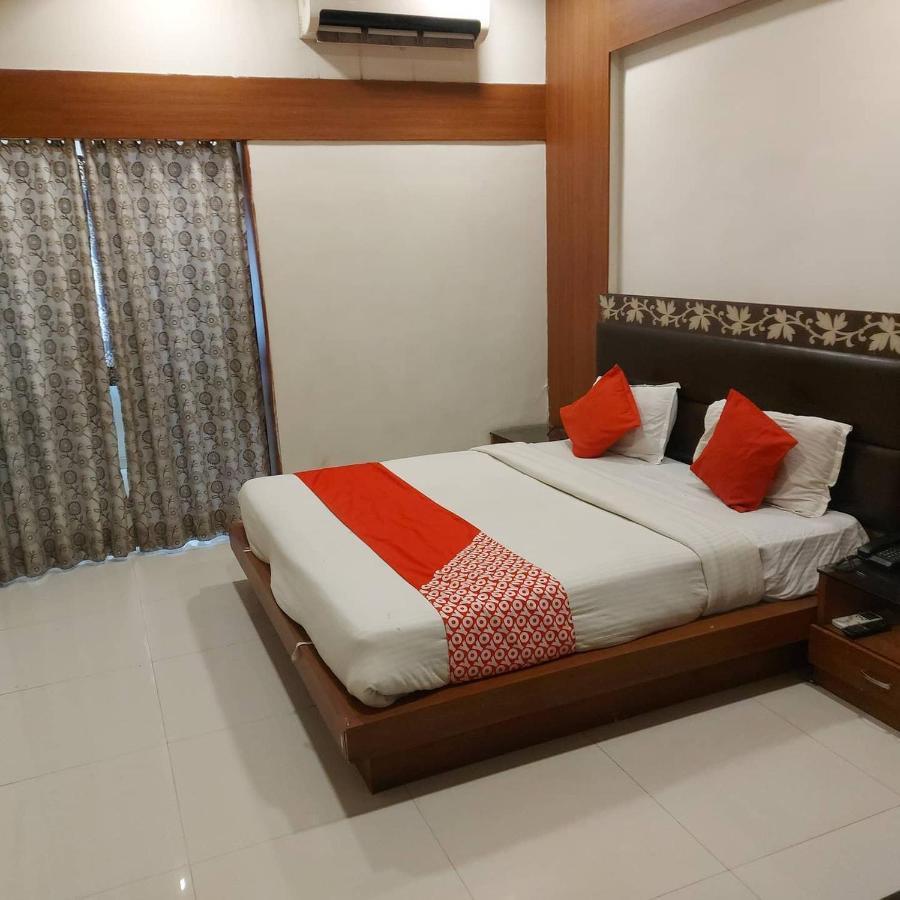 Hotel Shreenath Ahmedabad Buitenkant foto